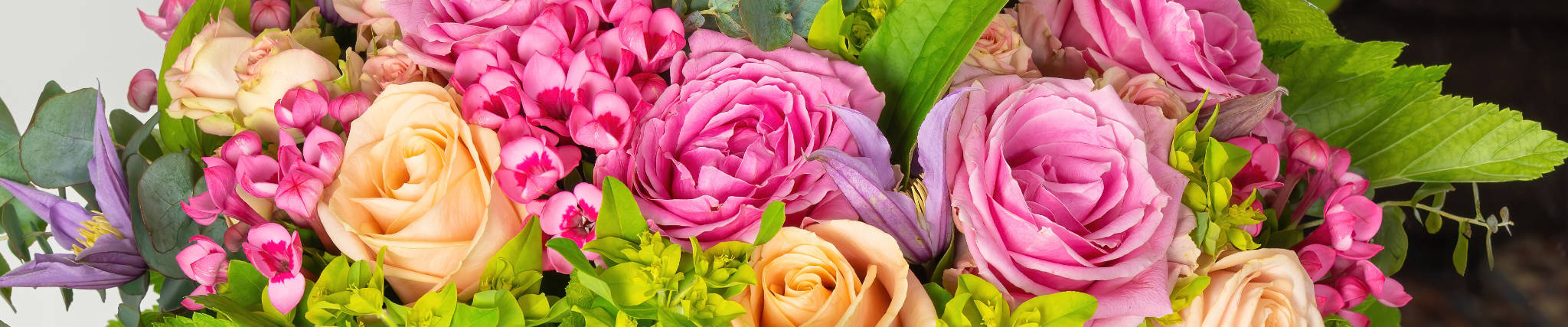 Bouquet de roses de bouvardia et clématites